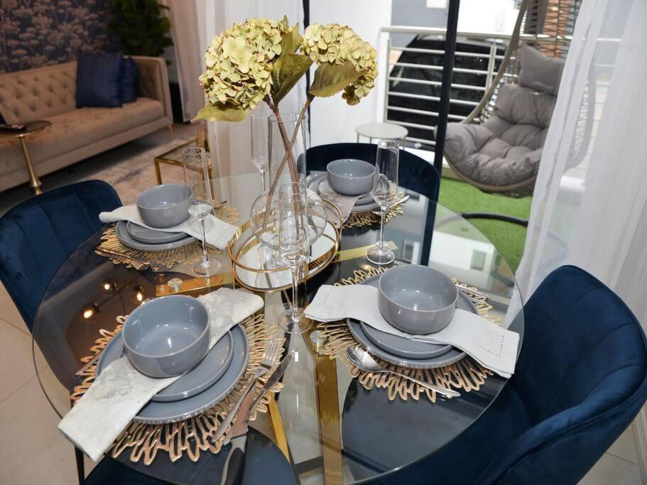 Elcaro Luxury Villas-royal Abode